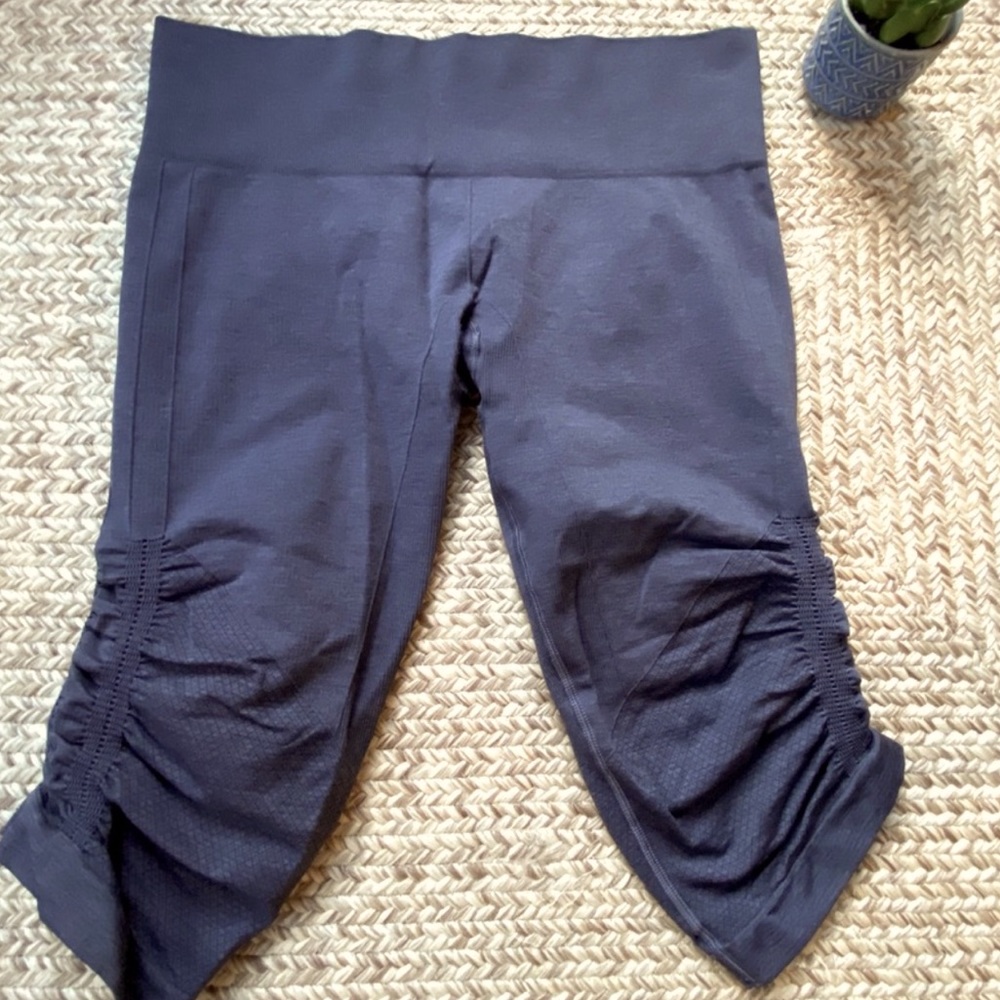 LULULEMON EBB & FLOW SEAMLESS 6 COMPRESSION CROP CAPRI TIGHT BLACK - Picture 6 of 6